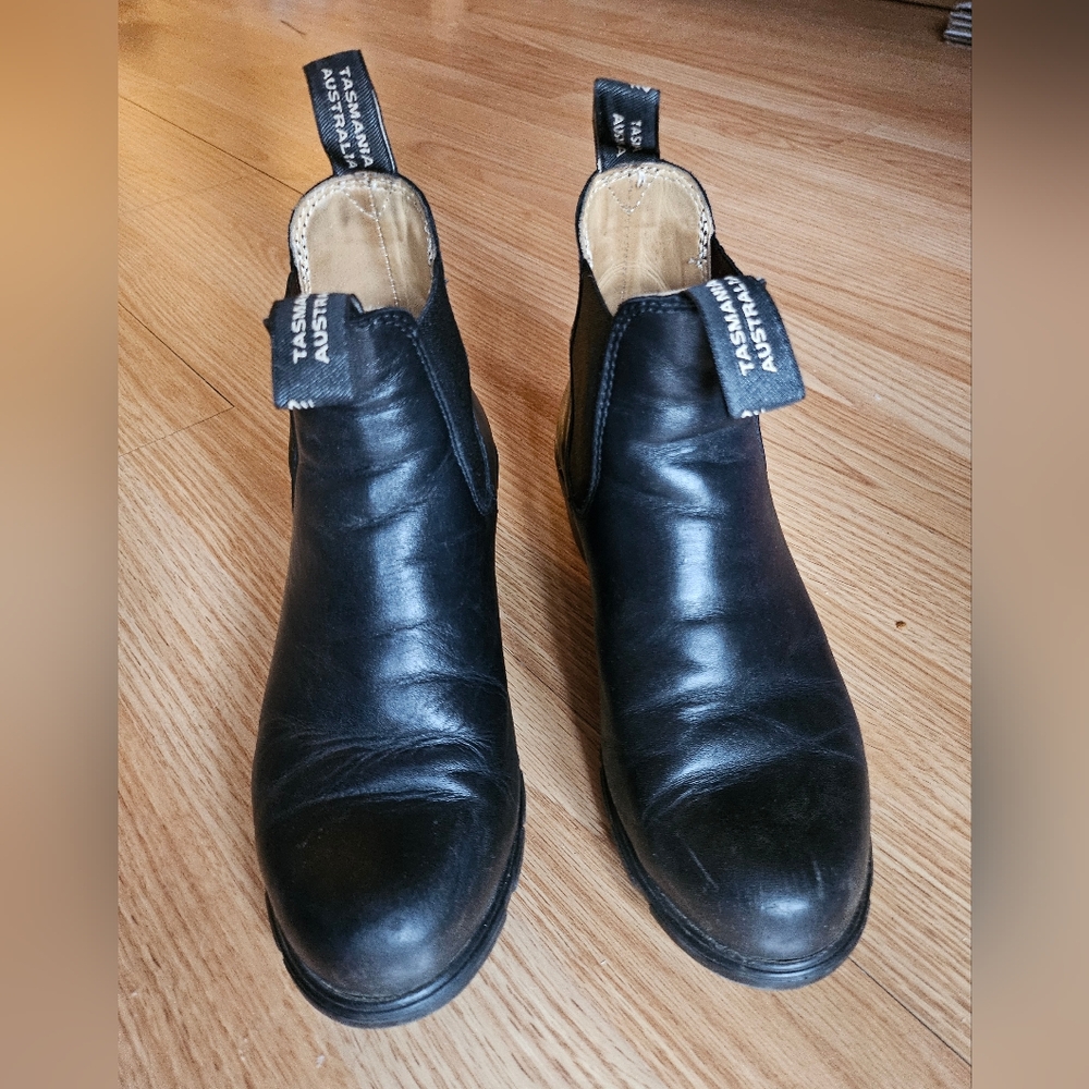 Black ladies blundstone boots size 7 US